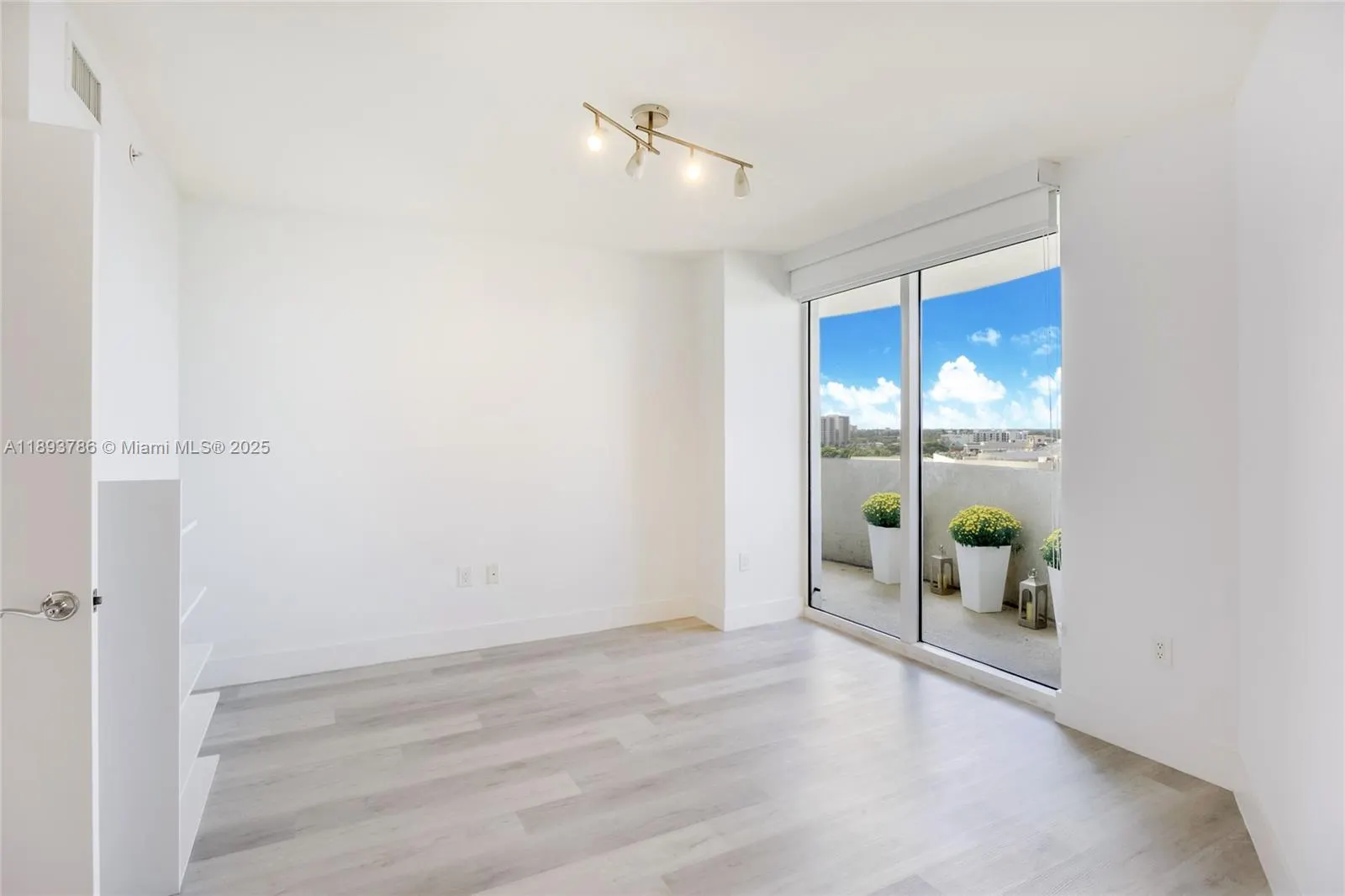 19501 W Country Club Dr, #1111