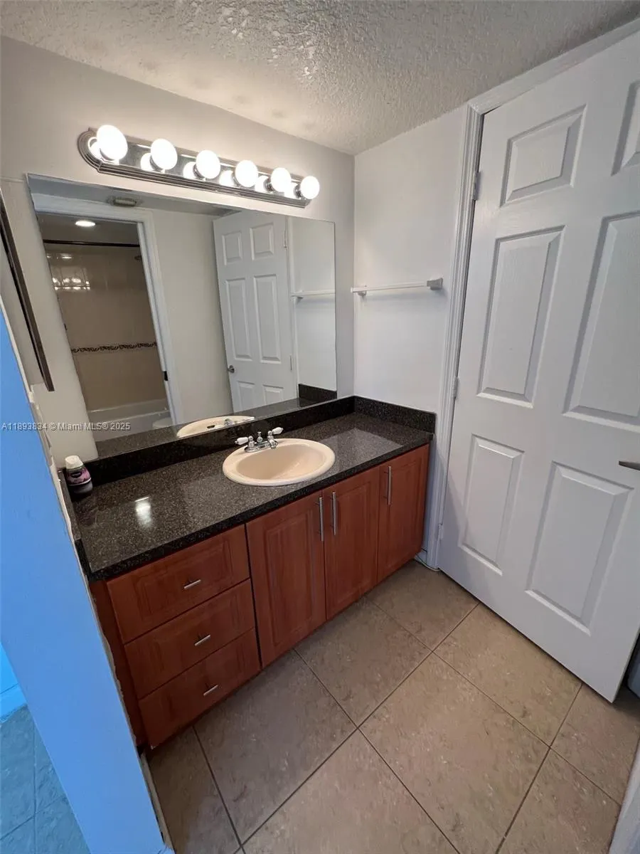 1900 N Congress Ave, #411