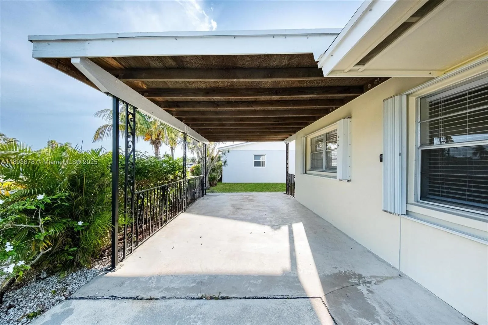 3589 Island Rd