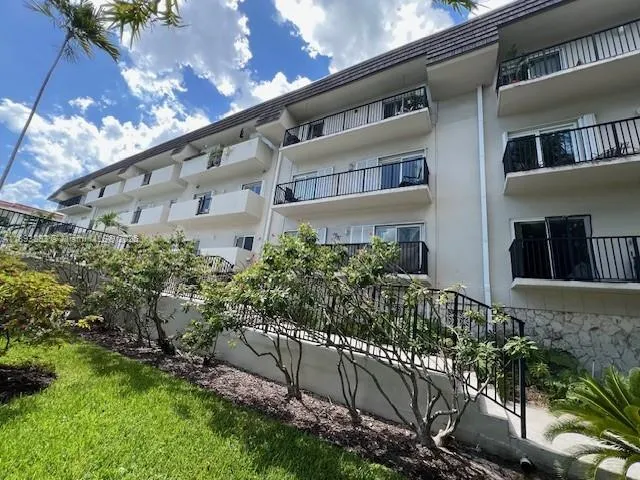 6815 Edgewater Dr, #108