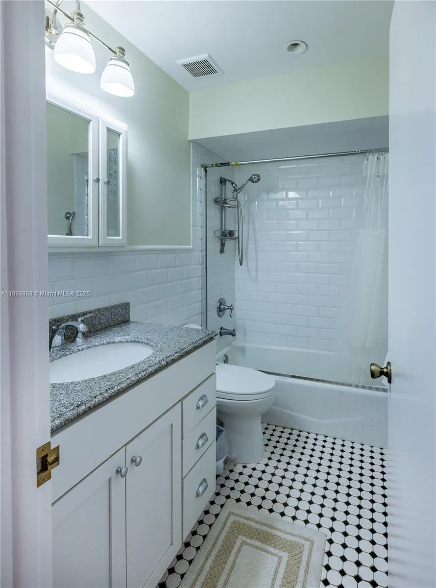 6815 Edgewater Dr, #108