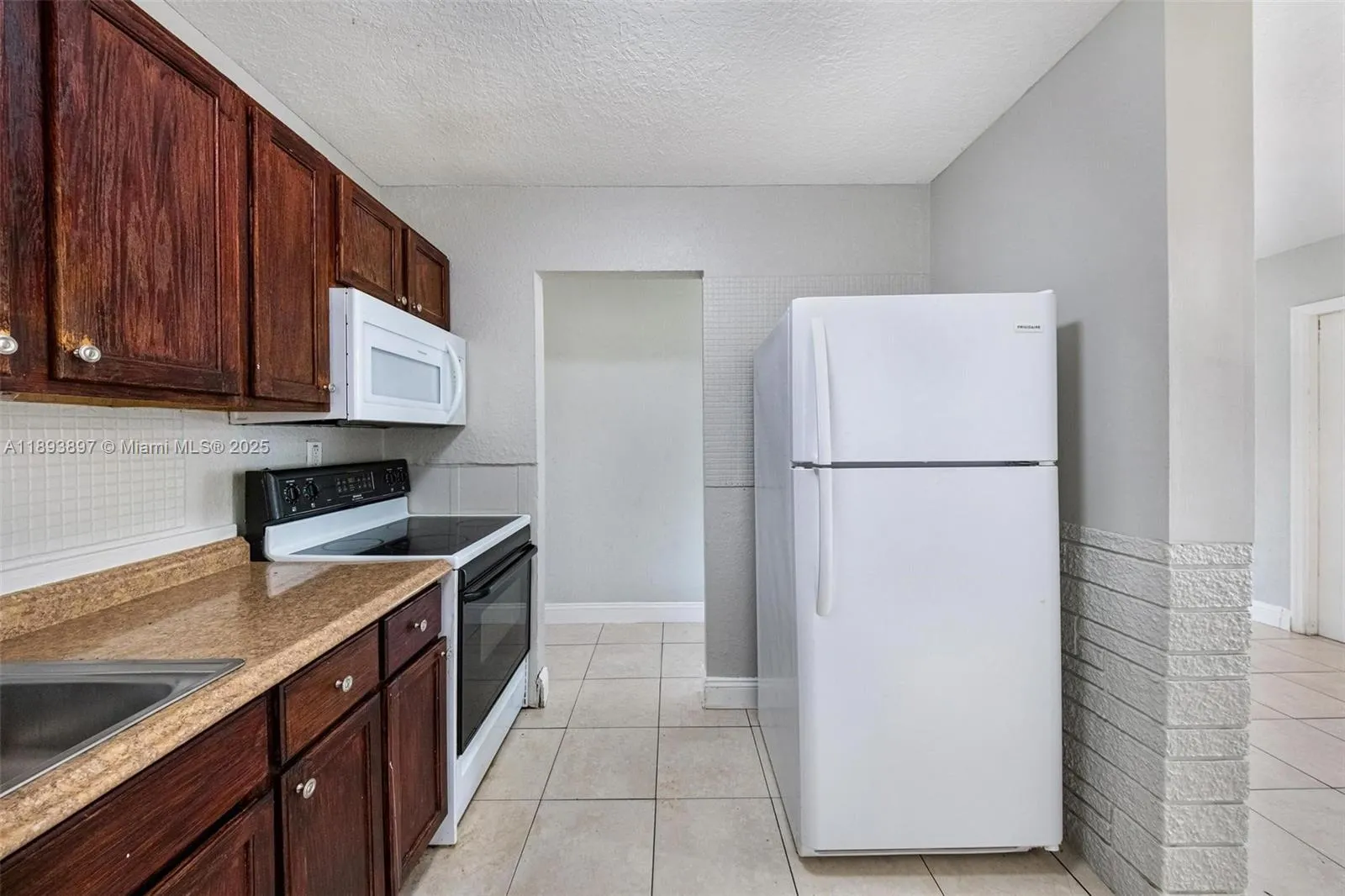 3231 NW 18th Ct