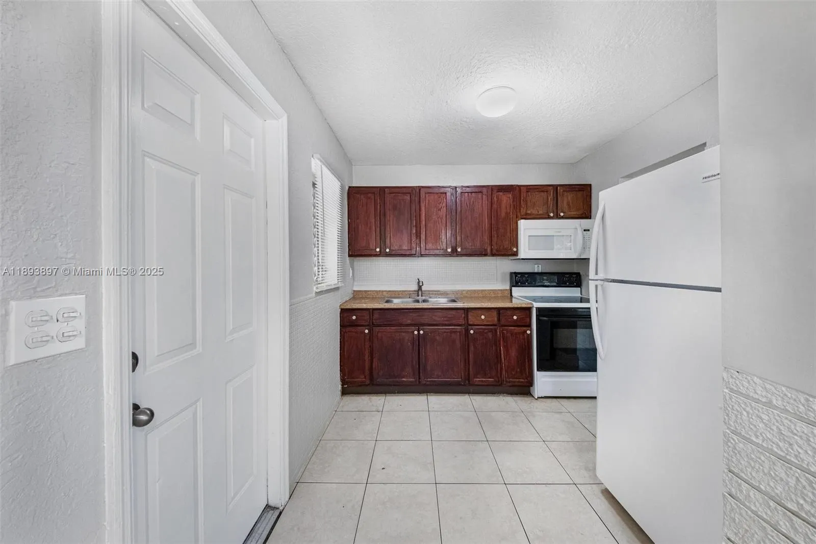 3231 NW 18th Ct