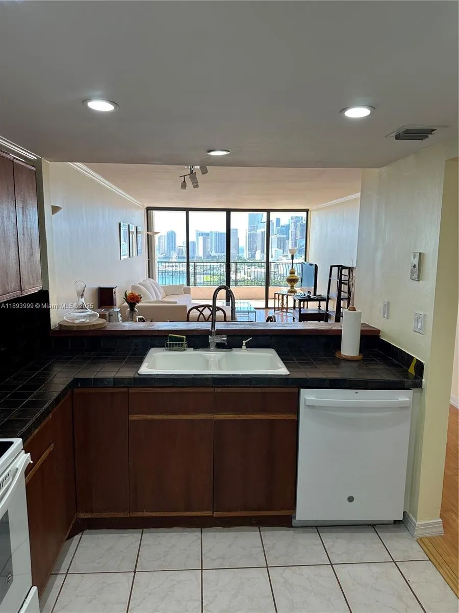 555 NE 15th St, #31I