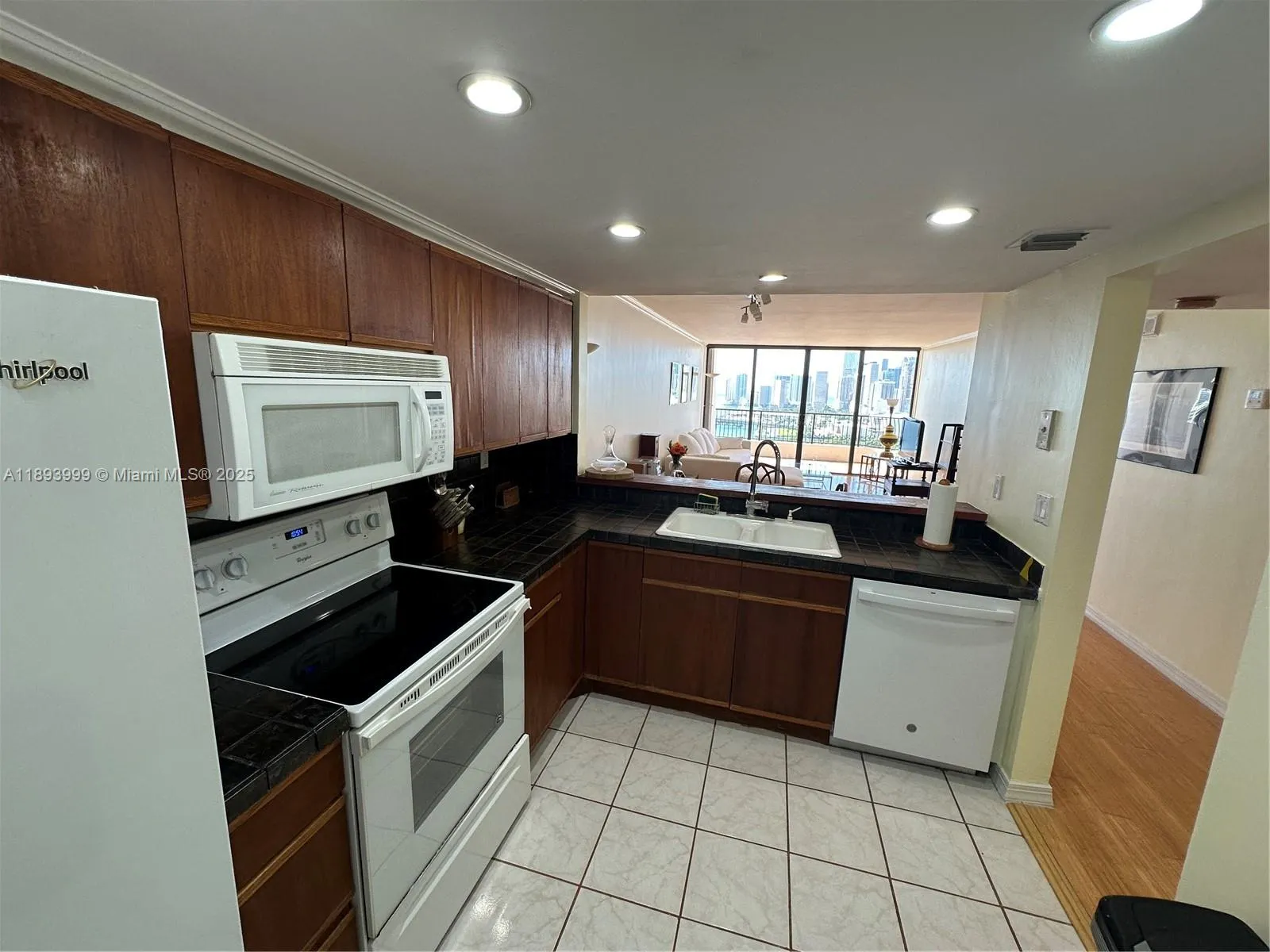 555 NE 15th St, #31I