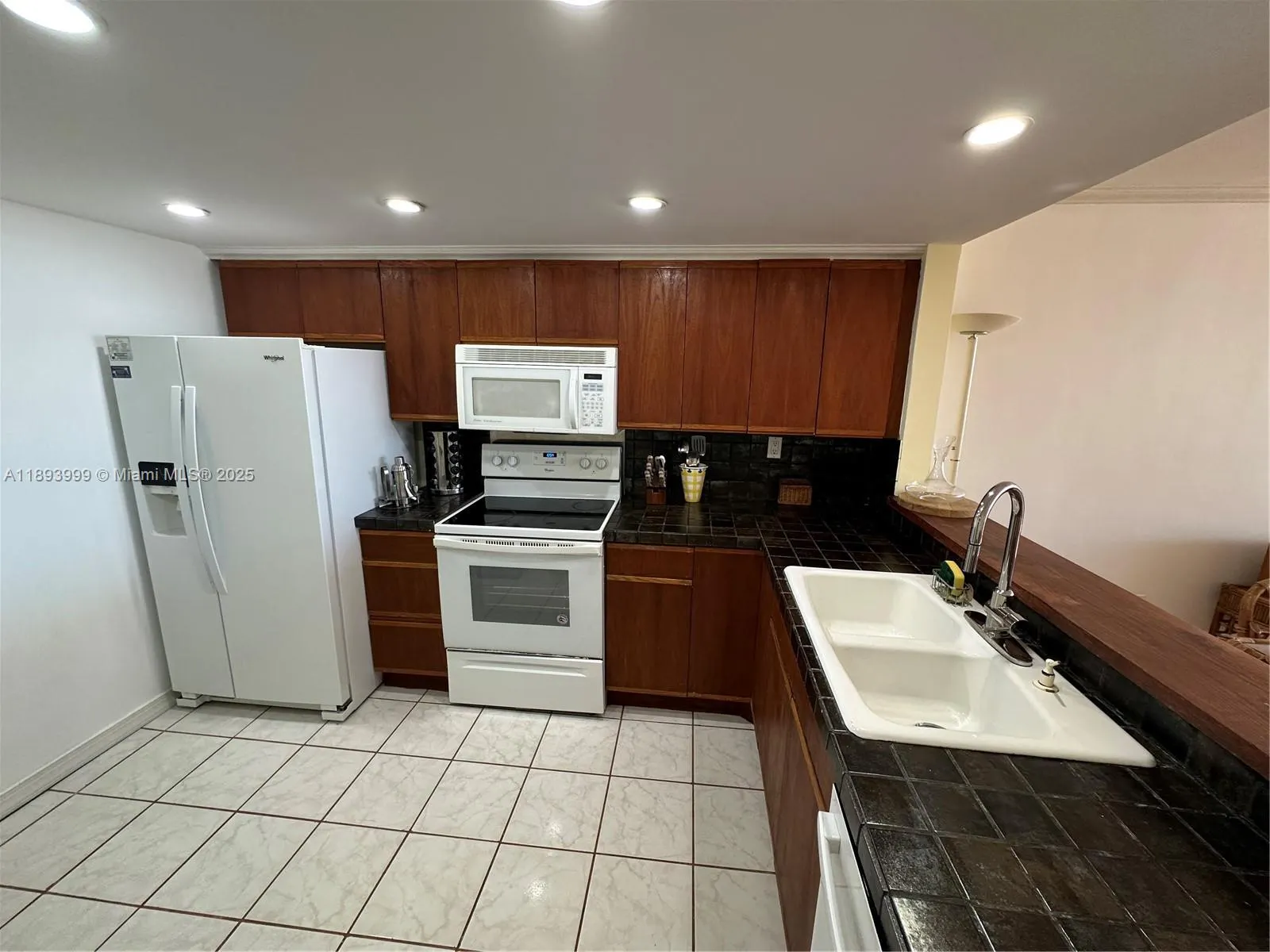 555 NE 15th St, #31I