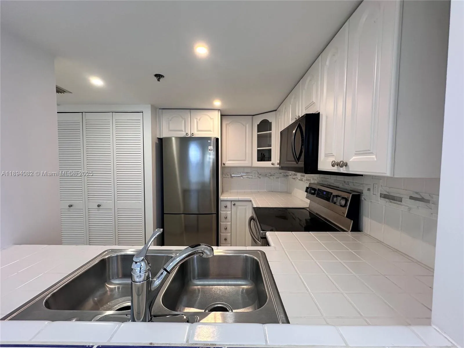 540 Brickell Key Dr, #302