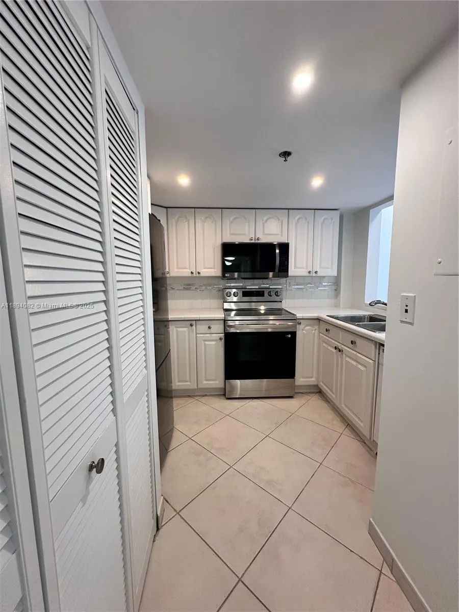 540 Brickell Key Dr, #302