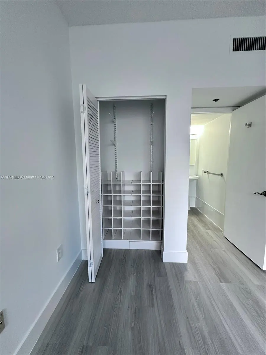 540 Brickell Key Dr, #302