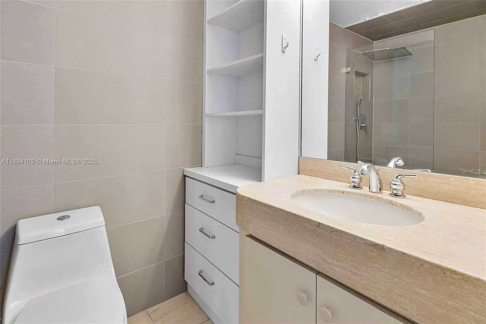 700 Biltmore Way, #402