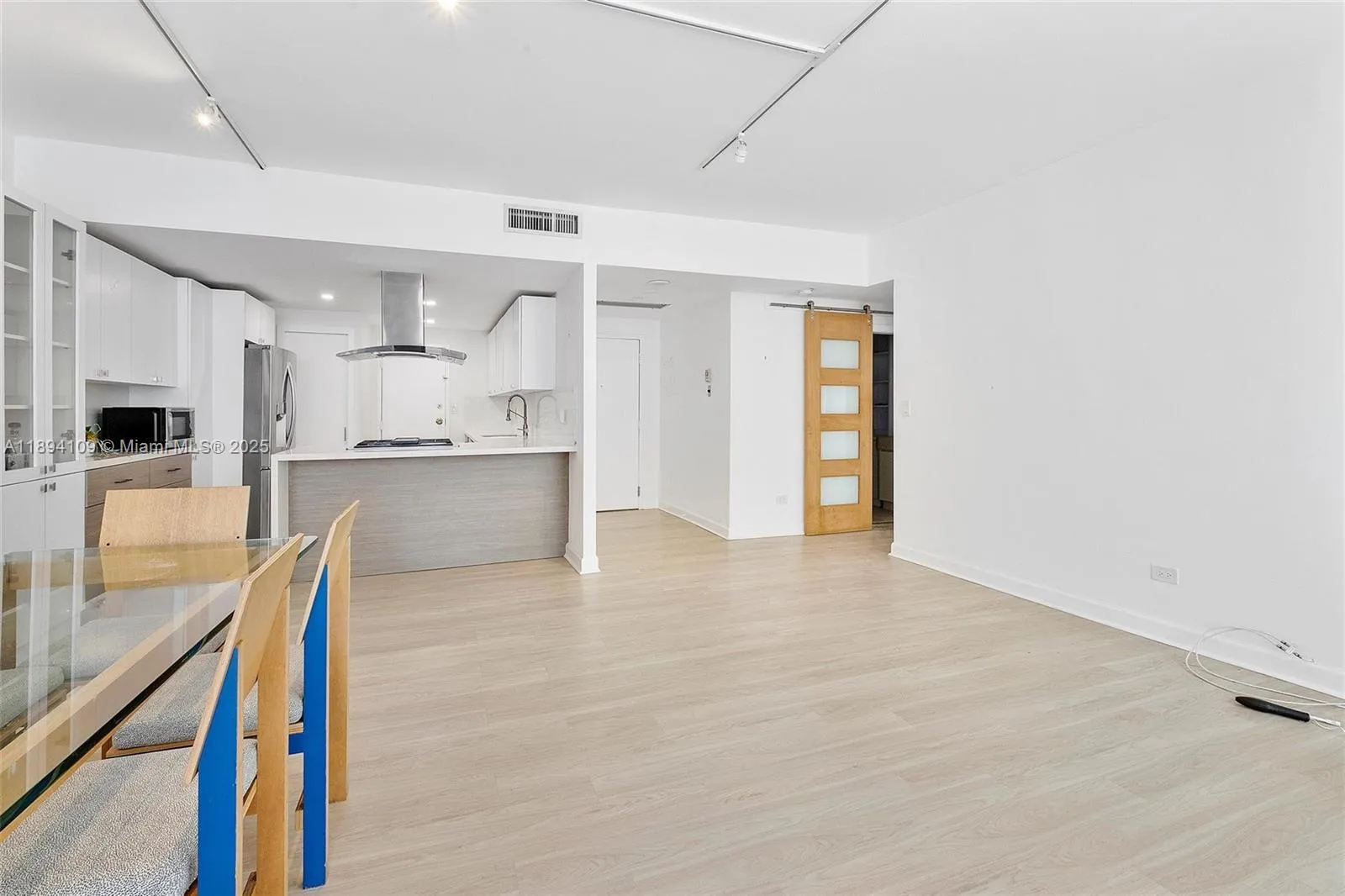 700 Biltmore Way, #402