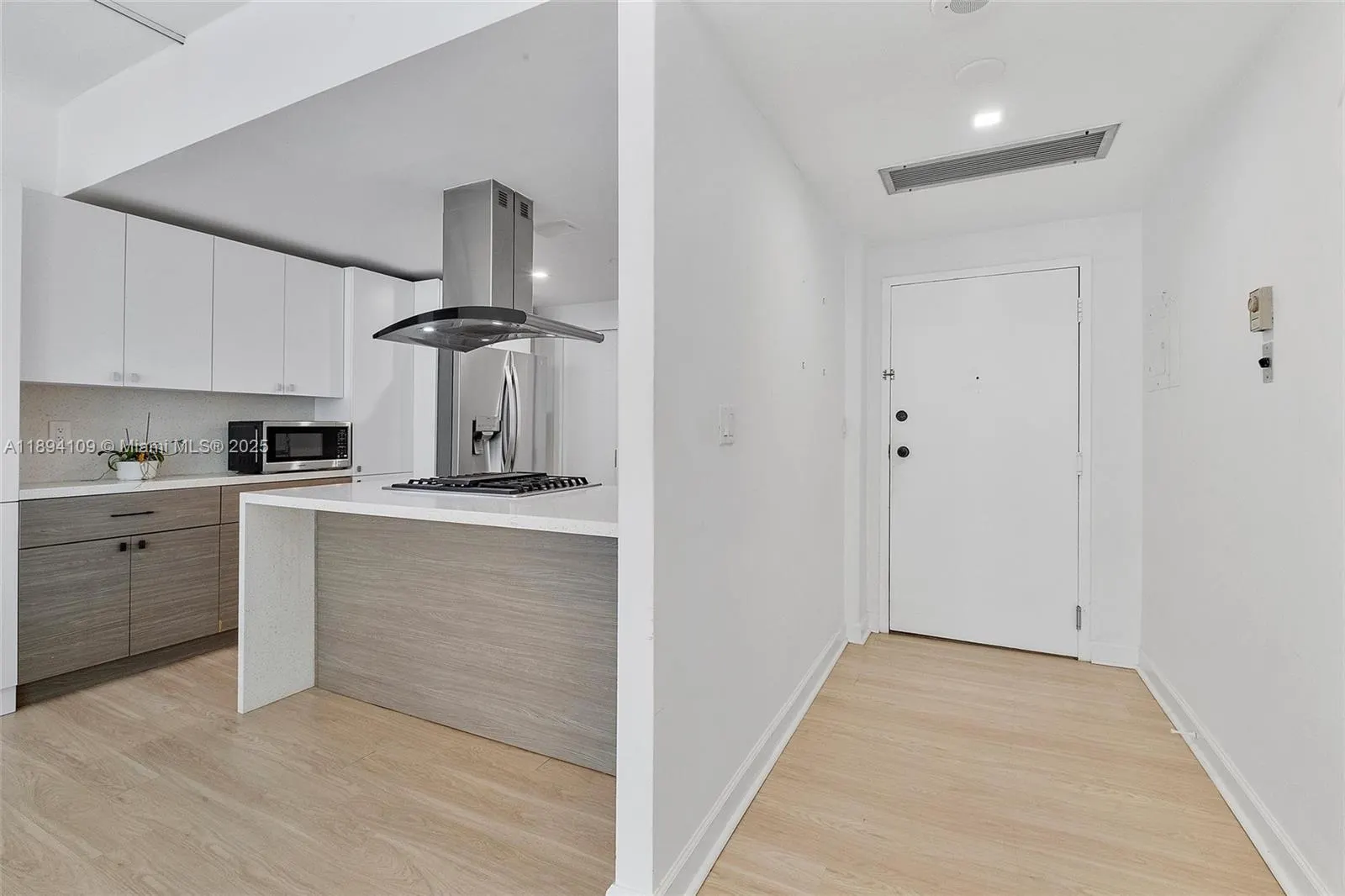 700 Biltmore Way, #402