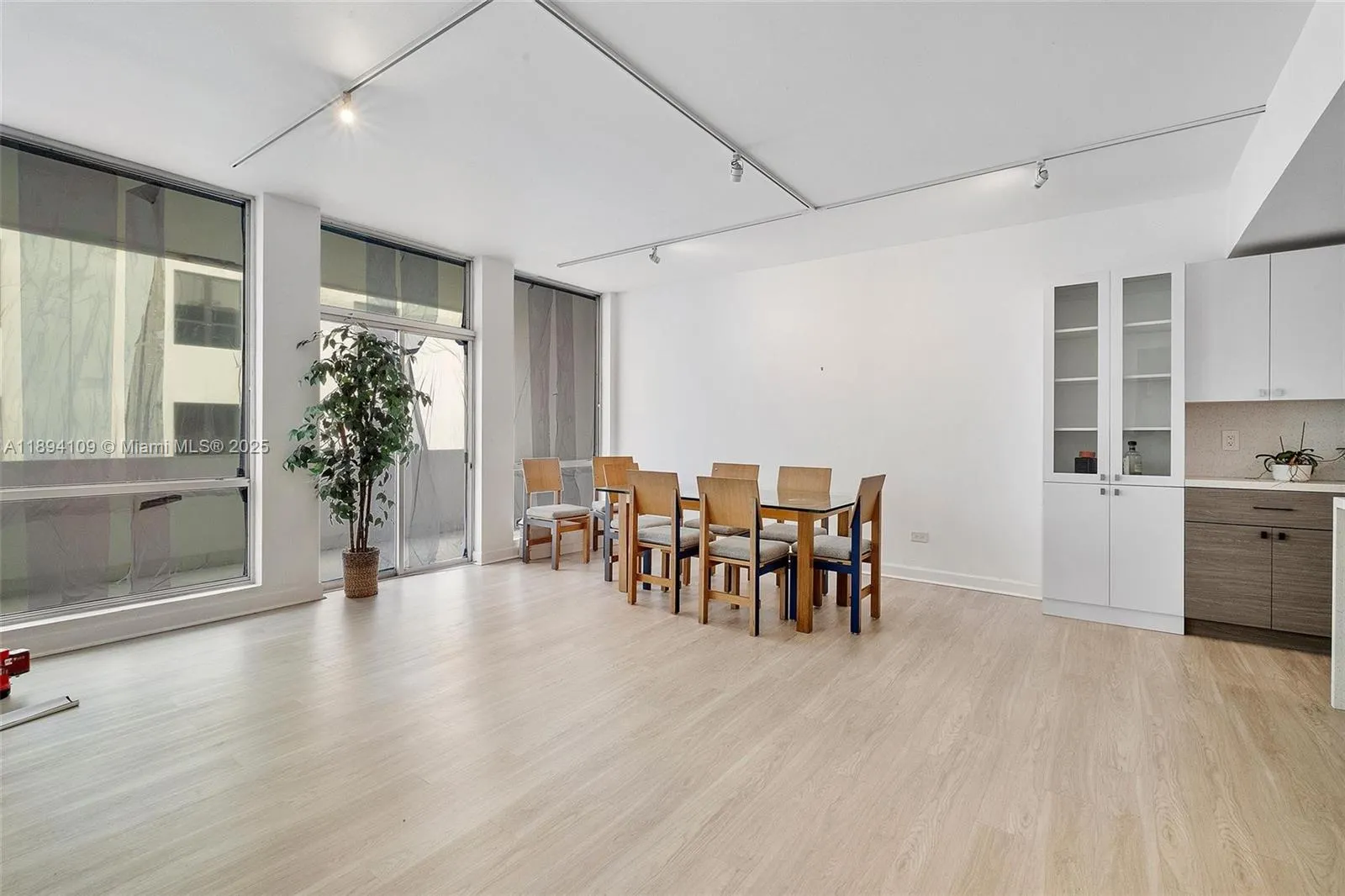 700 Biltmore Way, #402