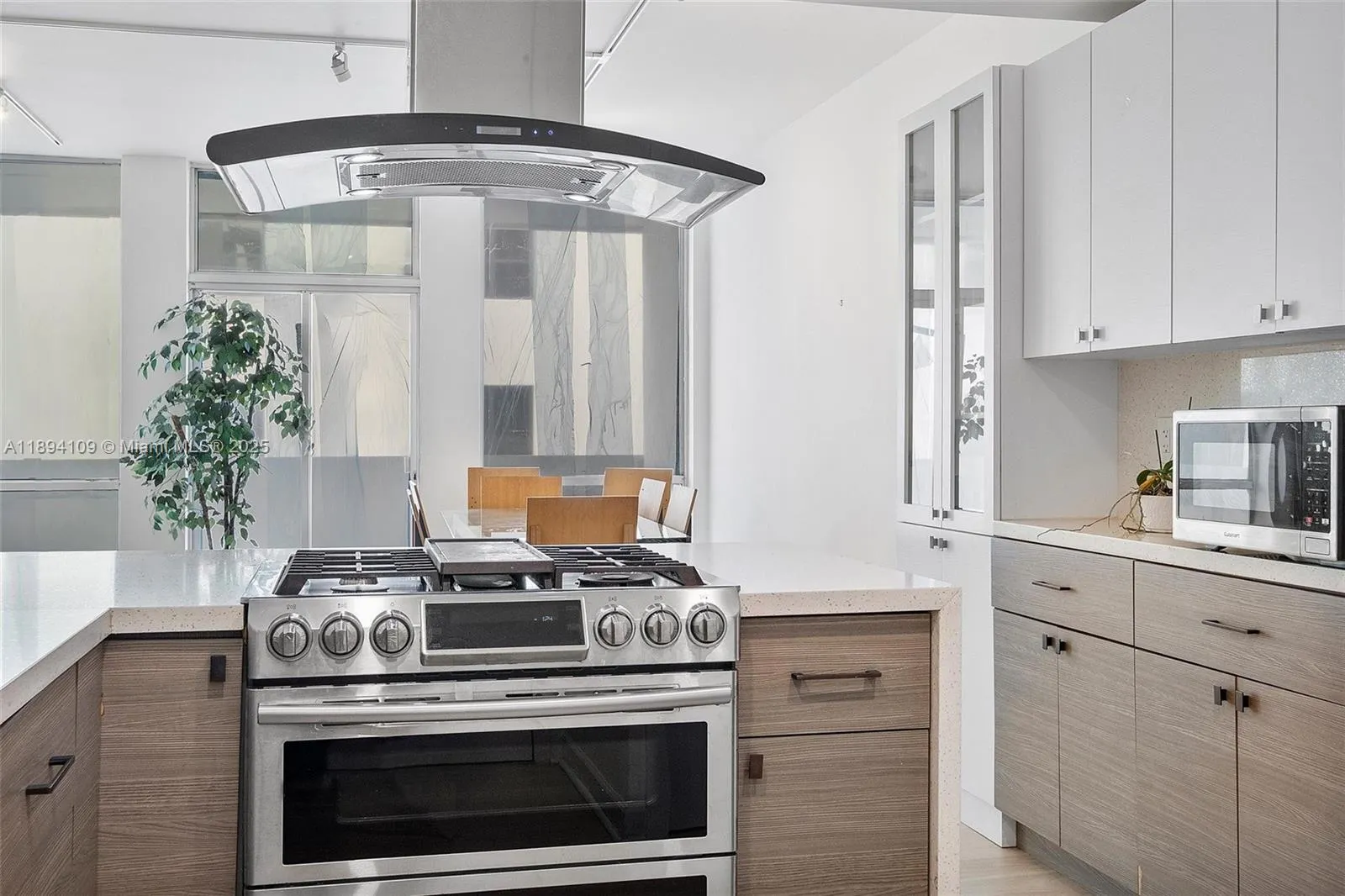 700 Biltmore Way, #402