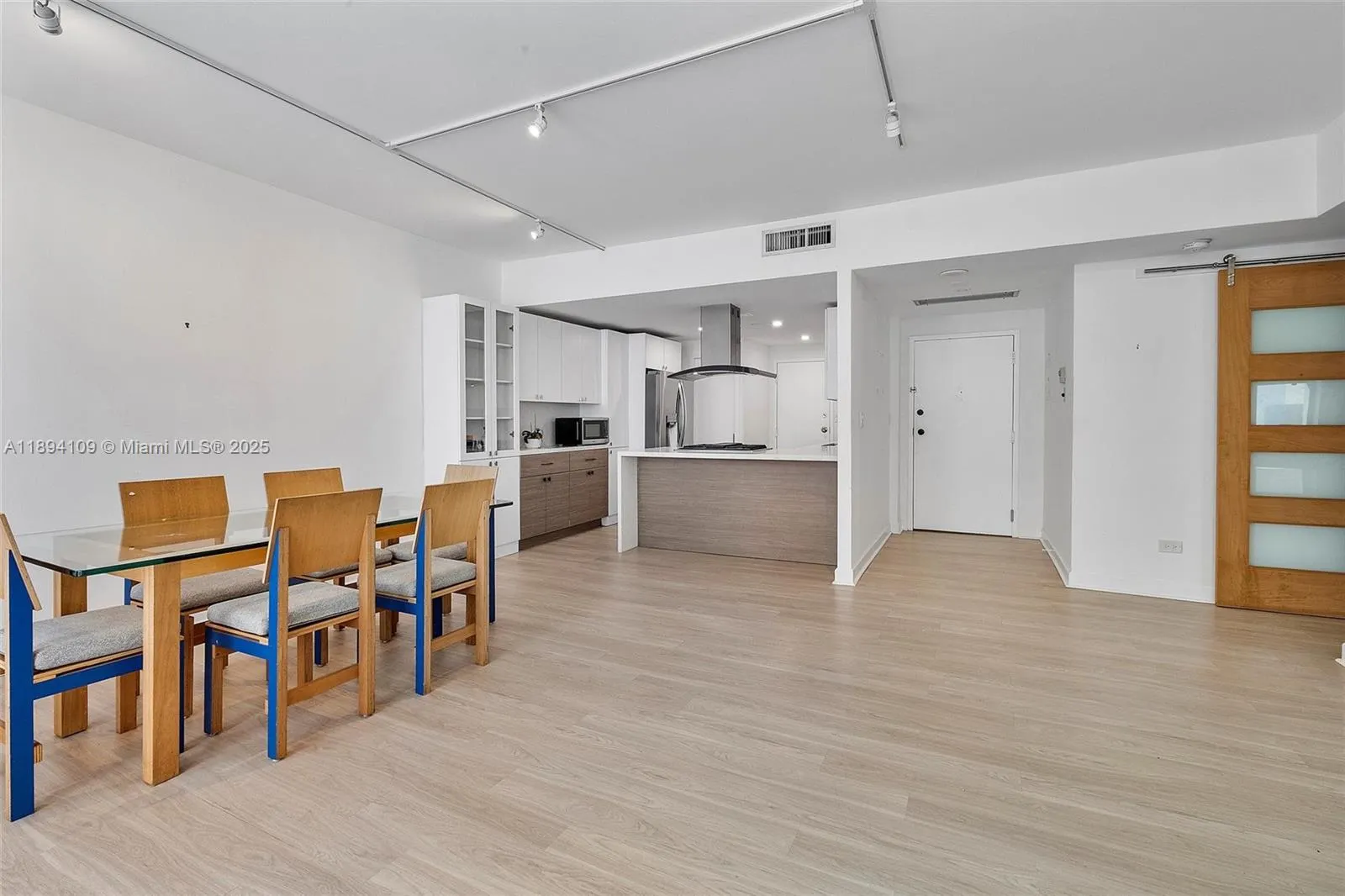 700 Biltmore Way, #402