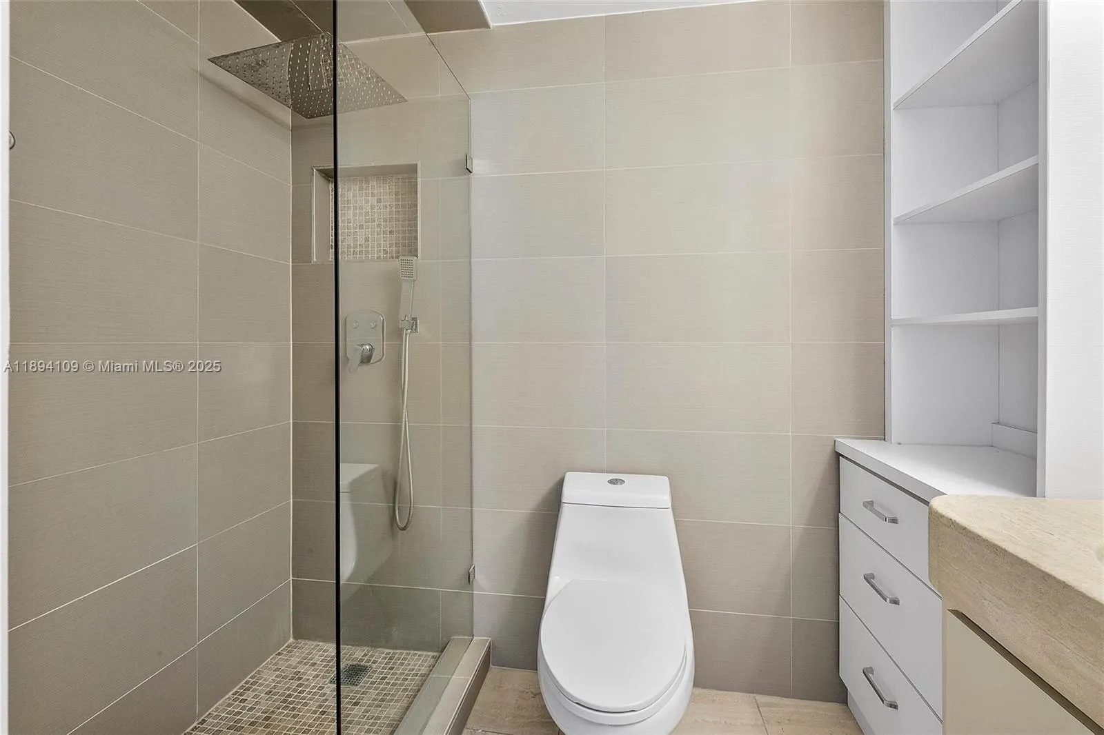 700 Biltmore Way, #402