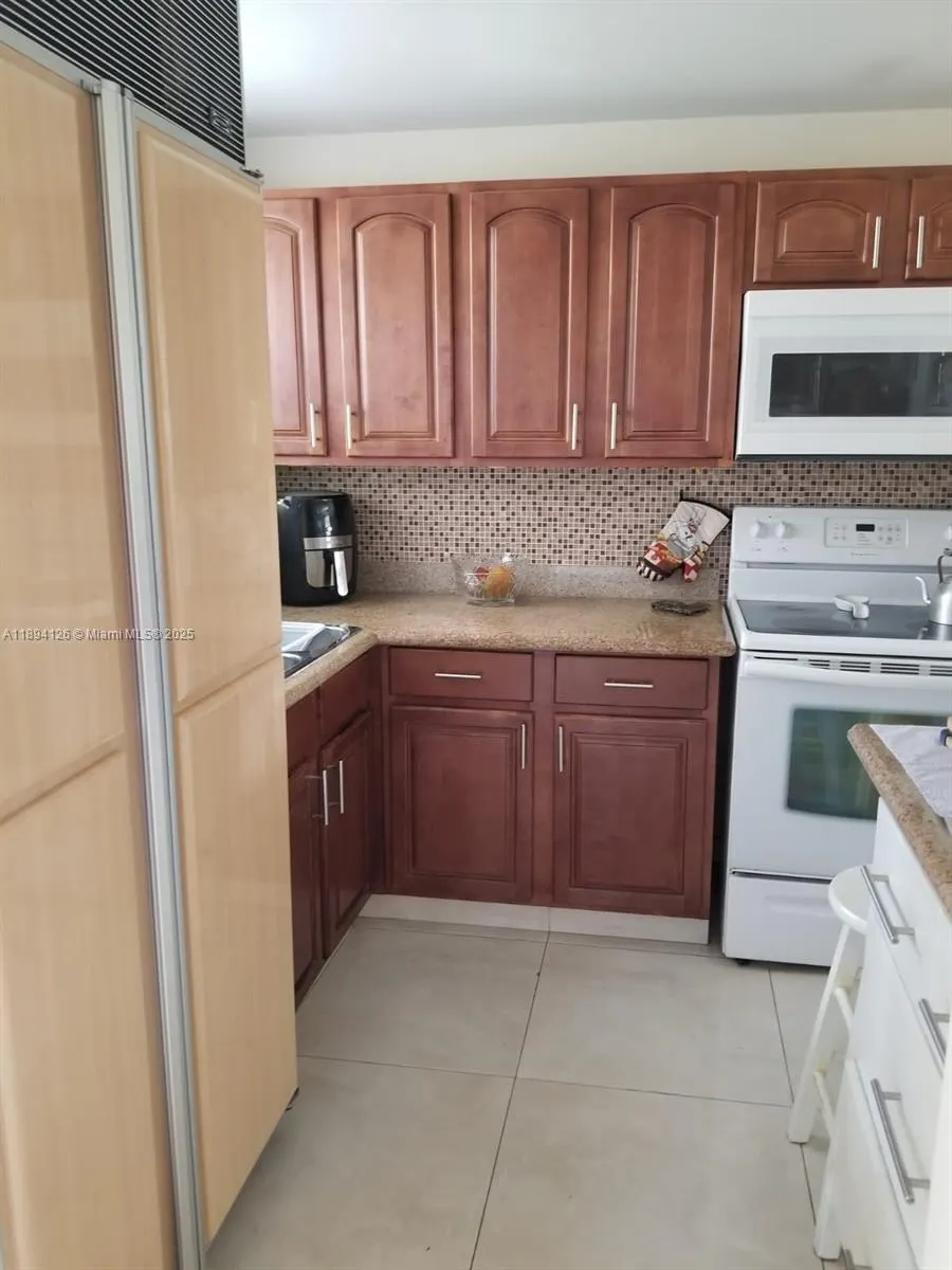 8465 Sunrise Lakes Blvd, #106
