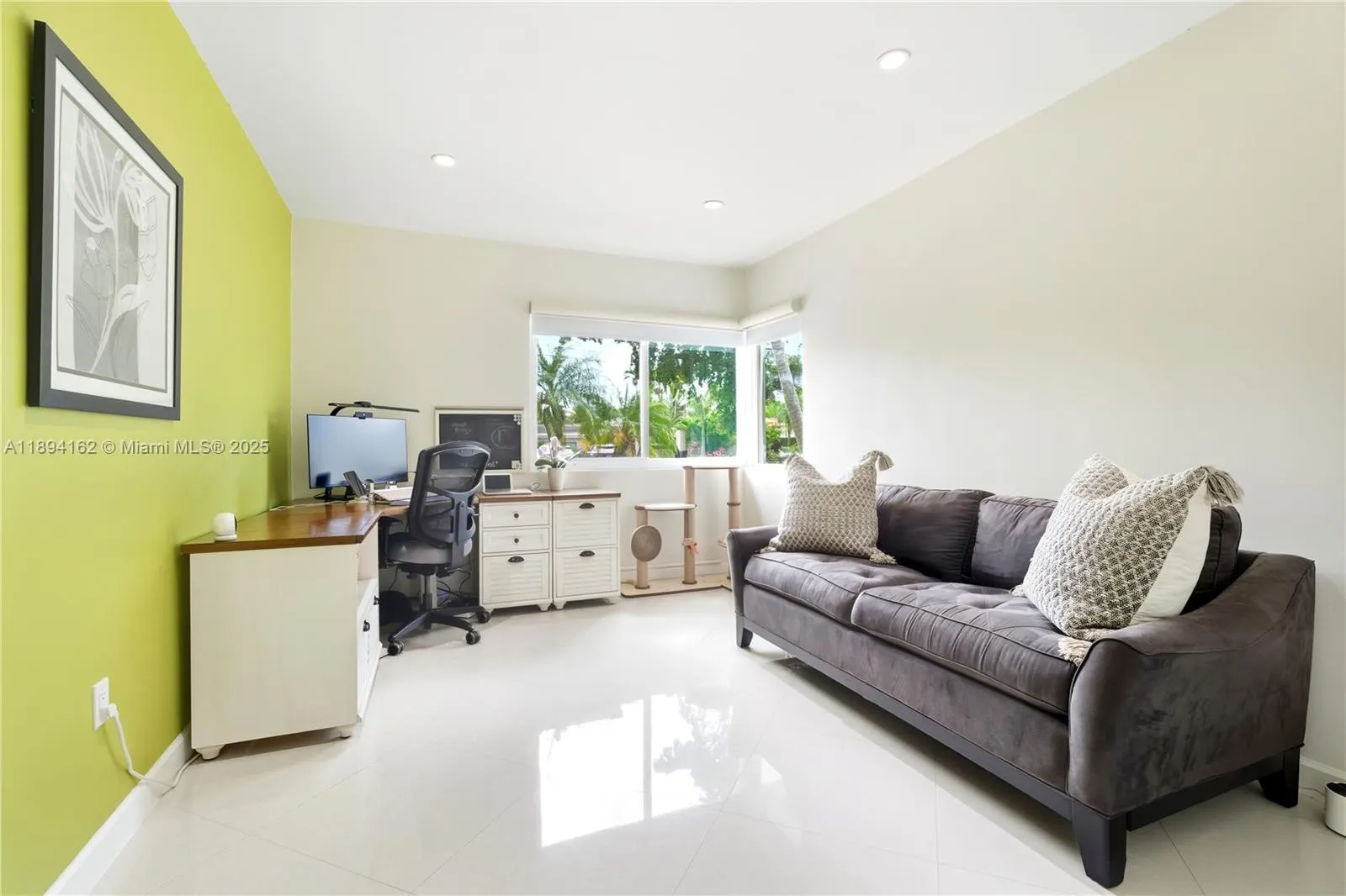12932 Ixora Rd