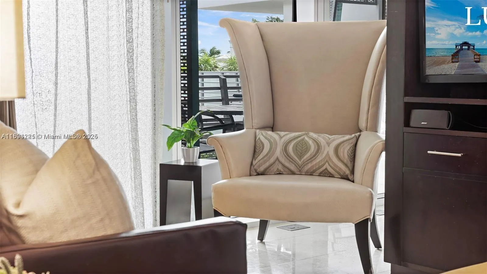 1437 Collins Ave, #327