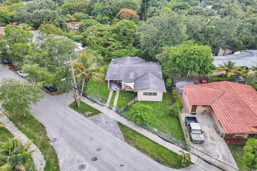 8347 E Dixie Hwy
