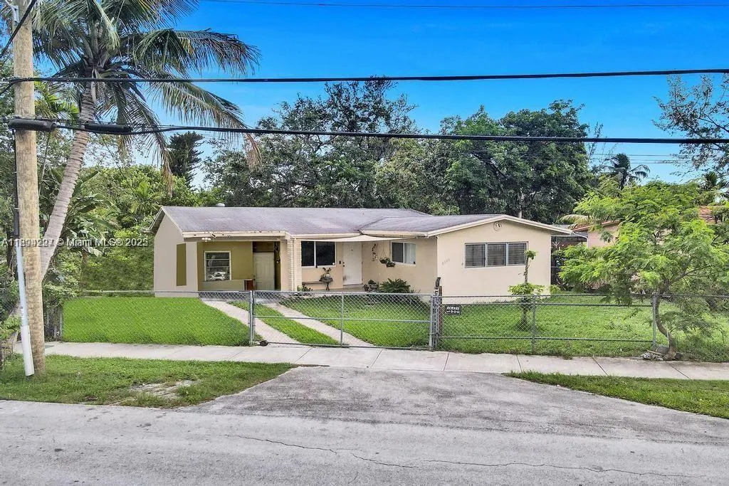 8347 E Dixie Hwy