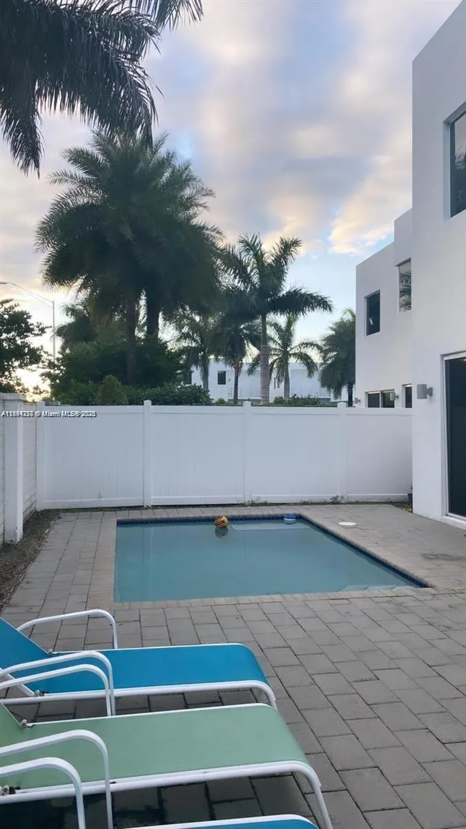 9880 NW 74th Ter