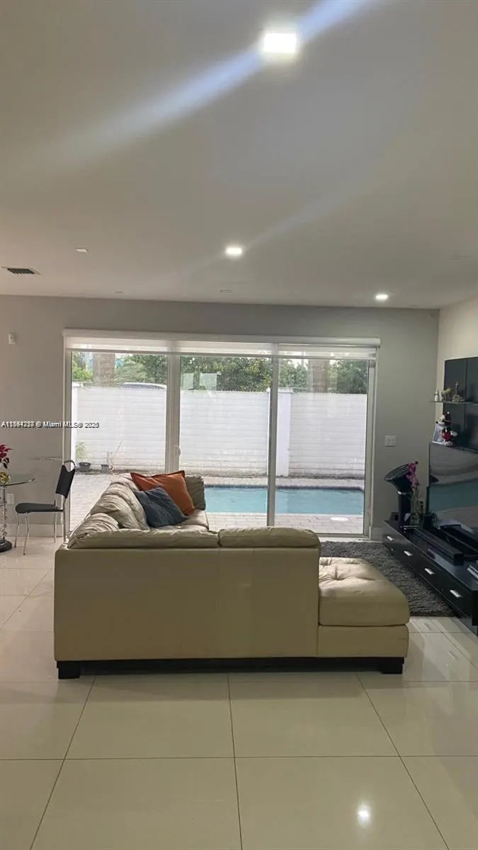 9880 NW 74th Ter