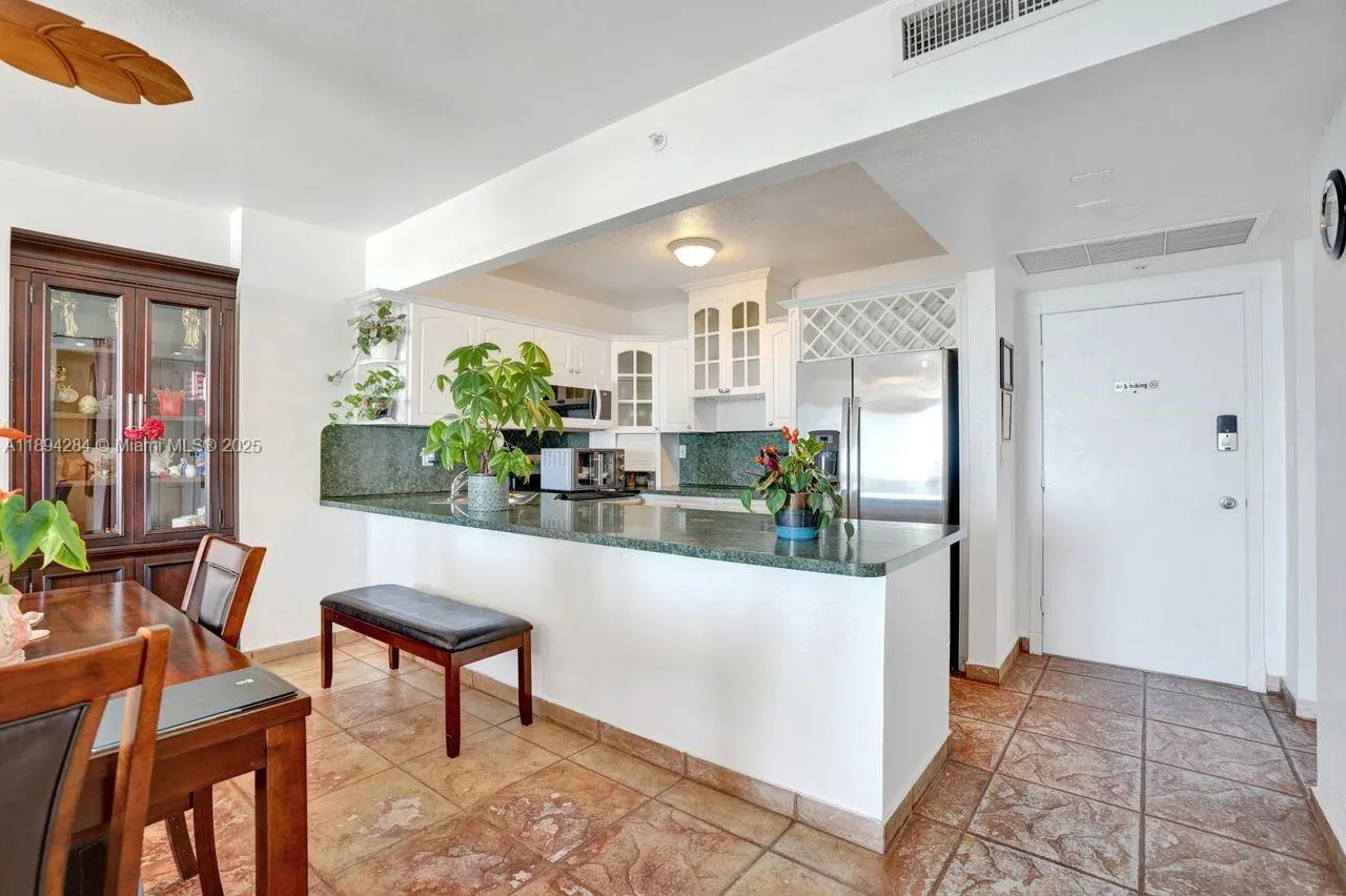 5601 Collins Ave, #504