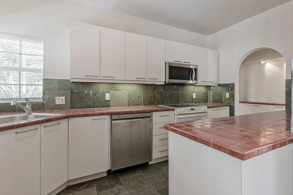 32 Calabria Ave, #2
