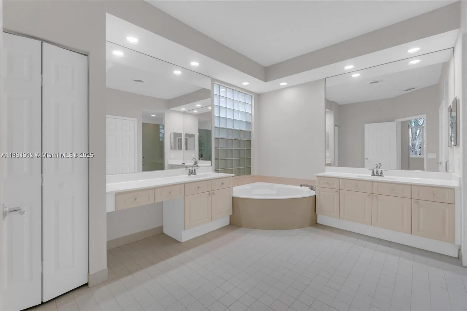 2553 Bay Pointe