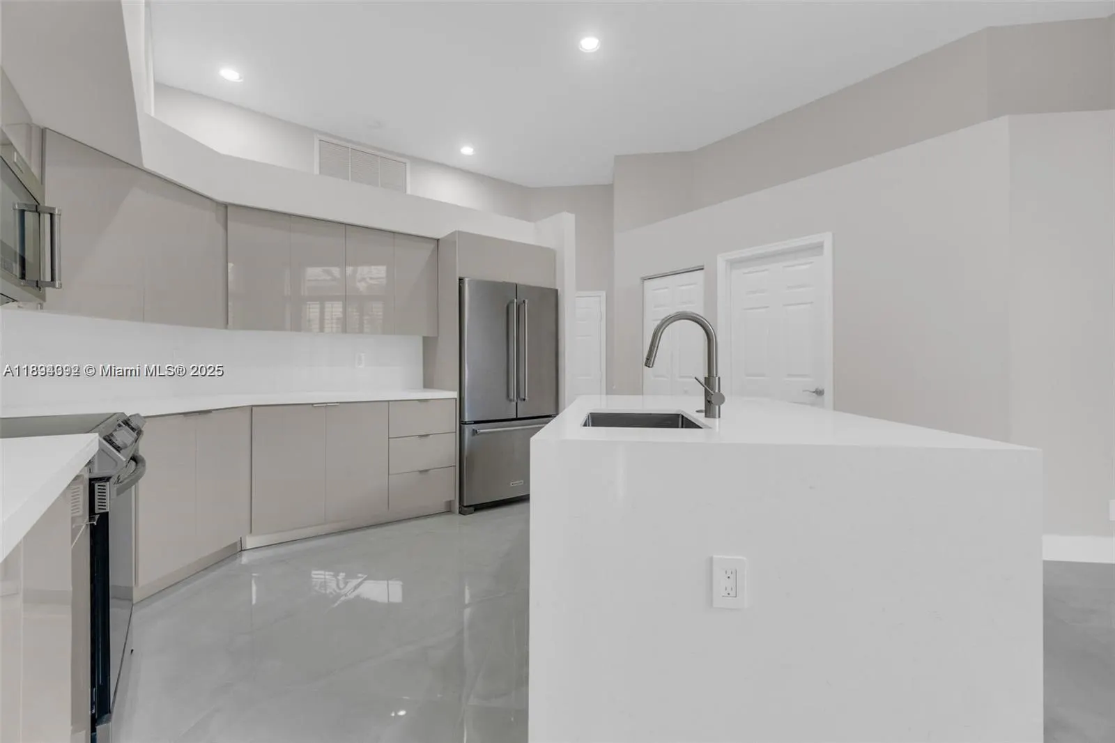 2553 Bay Pointe