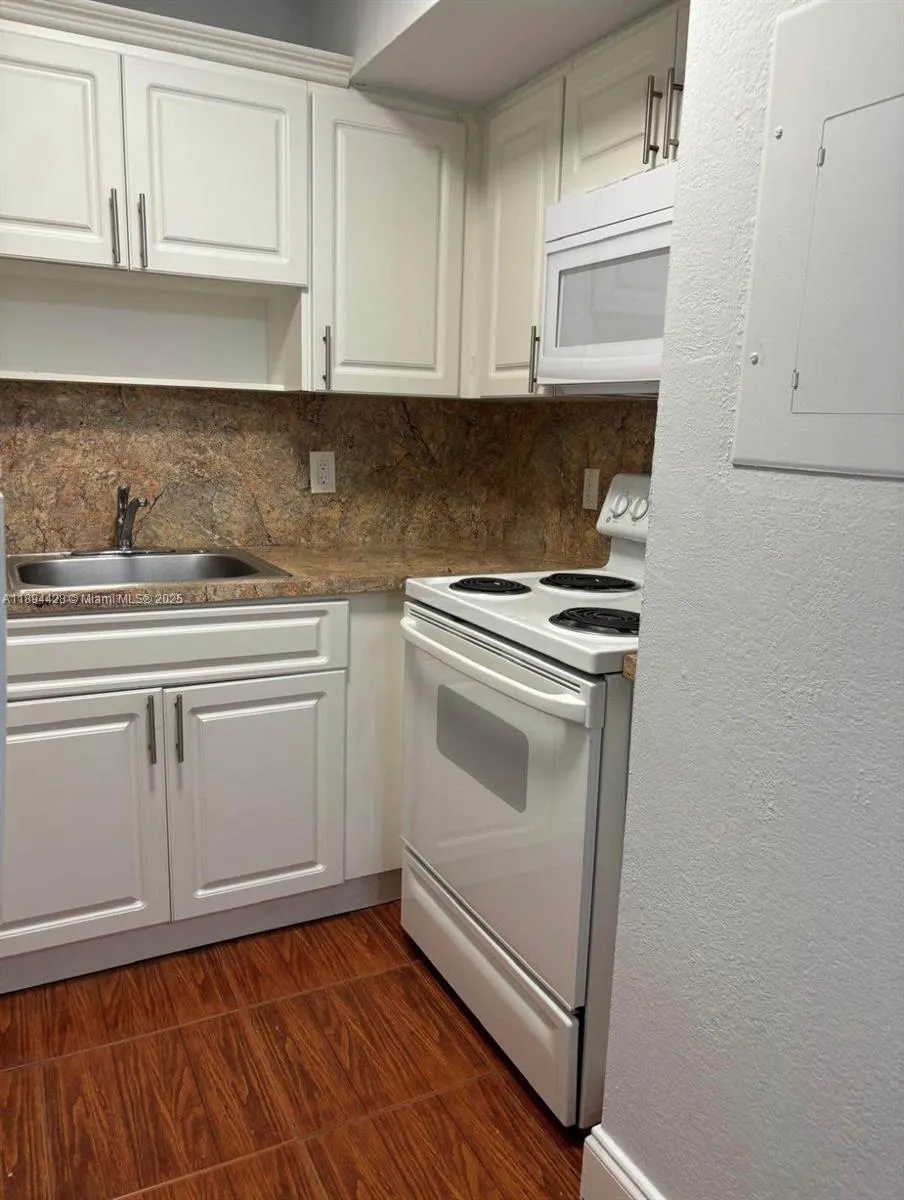 1152 NW 3rd St, #2