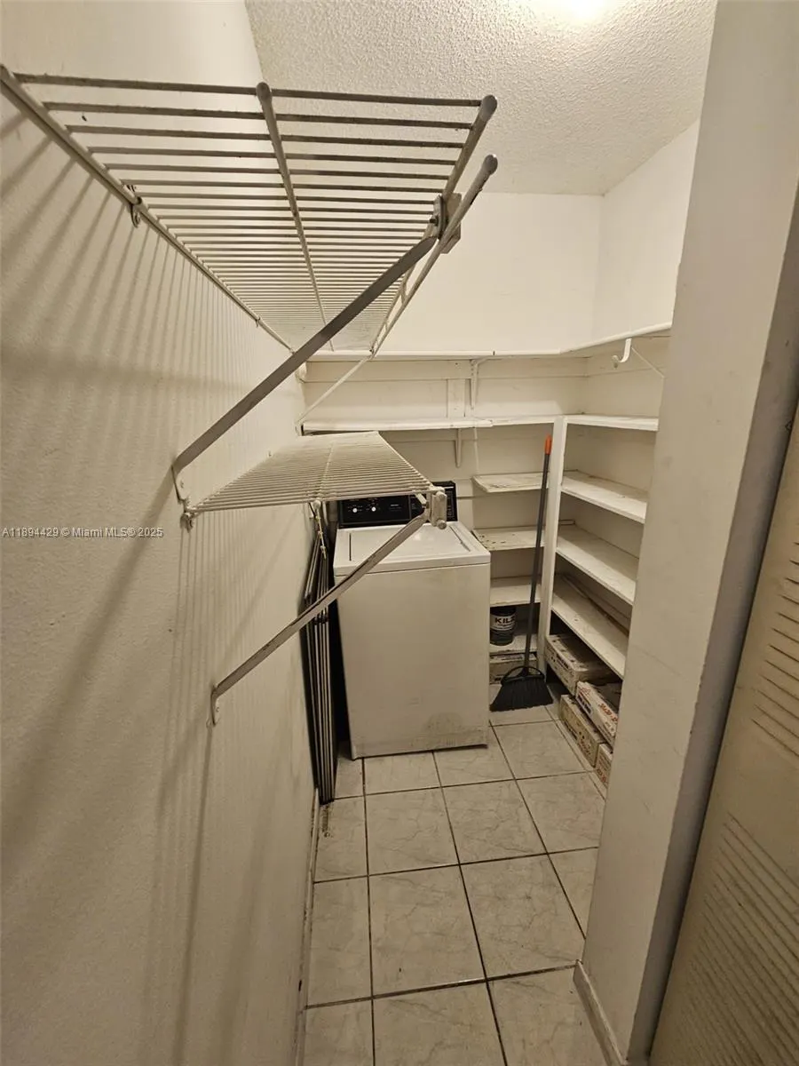 1555 W 44th Pl, #221B