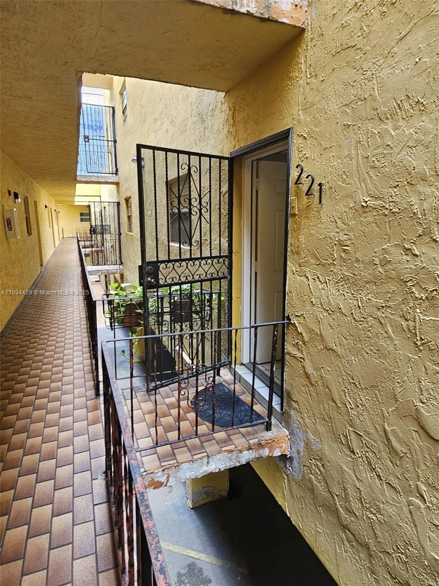 1555 W 44th Pl, #221B
