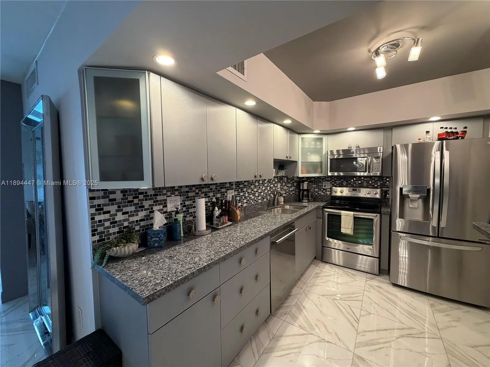 300 Bayview Dr, #2014
