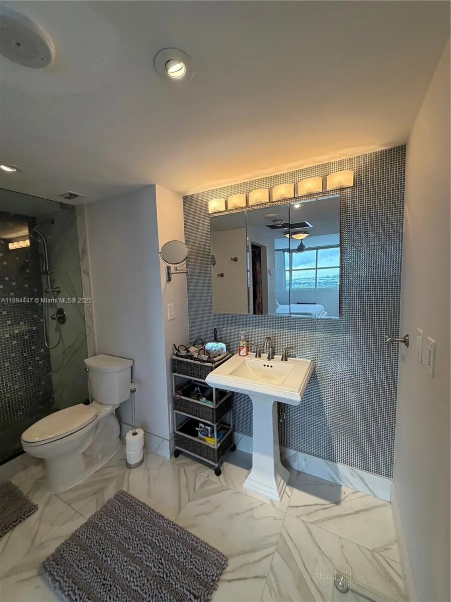 300 Bayview Dr, #2014
