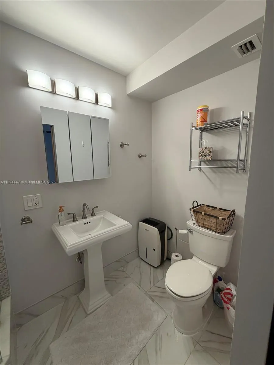 300 Bayview Dr, #2014