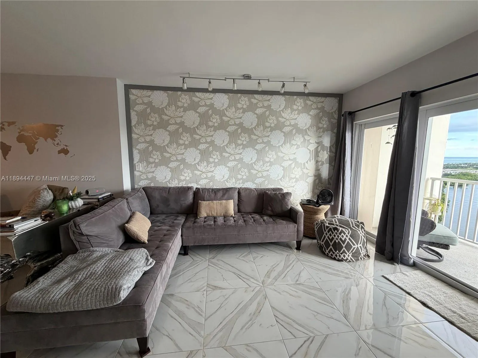 300 Bayview Dr, #2014