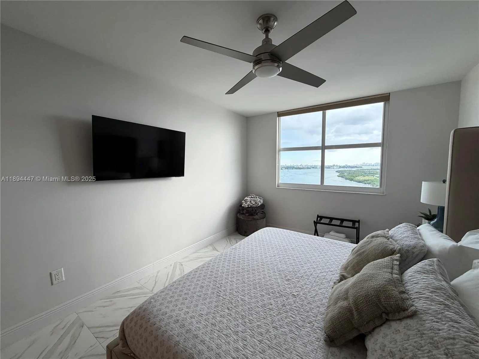 300 Bayview Dr, #2014