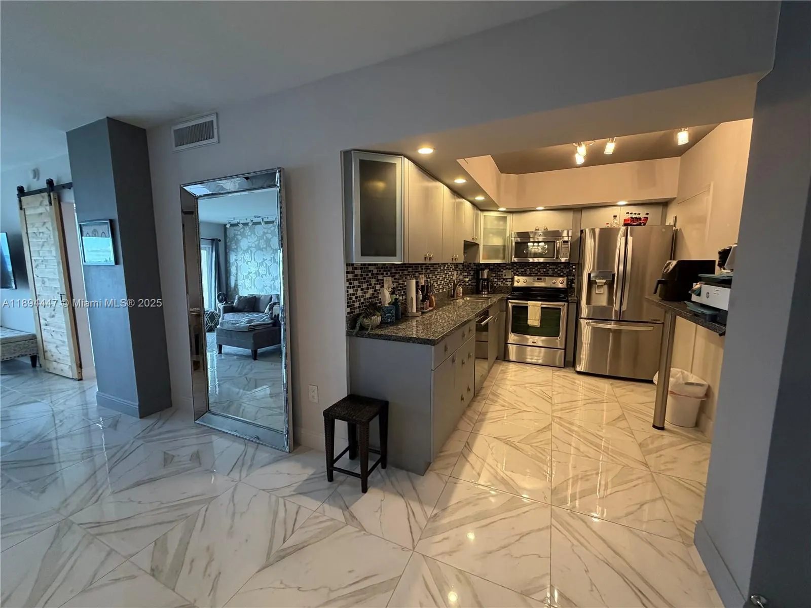 300 Bayview Dr, #2014