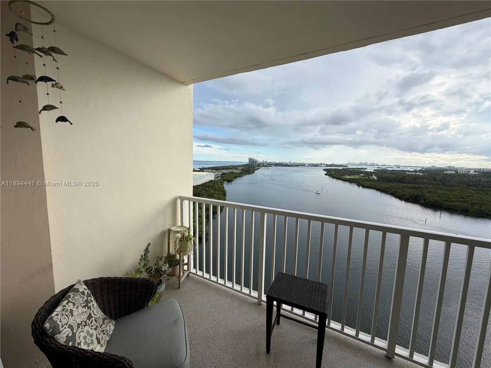 300 Bayview Dr, #2014