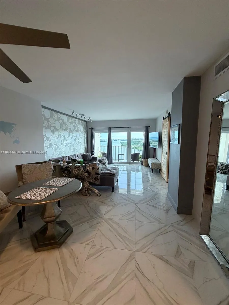 300 Bayview Dr, #2014