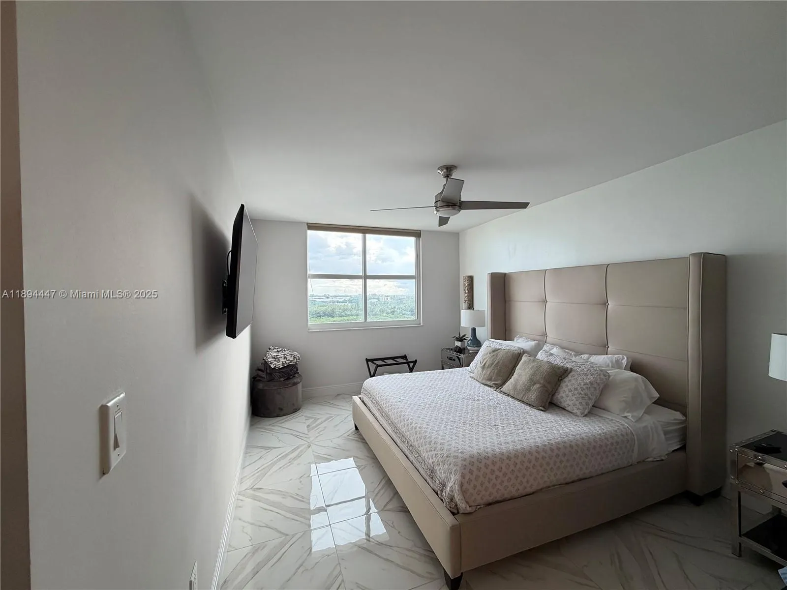 300 Bayview Dr, #2014