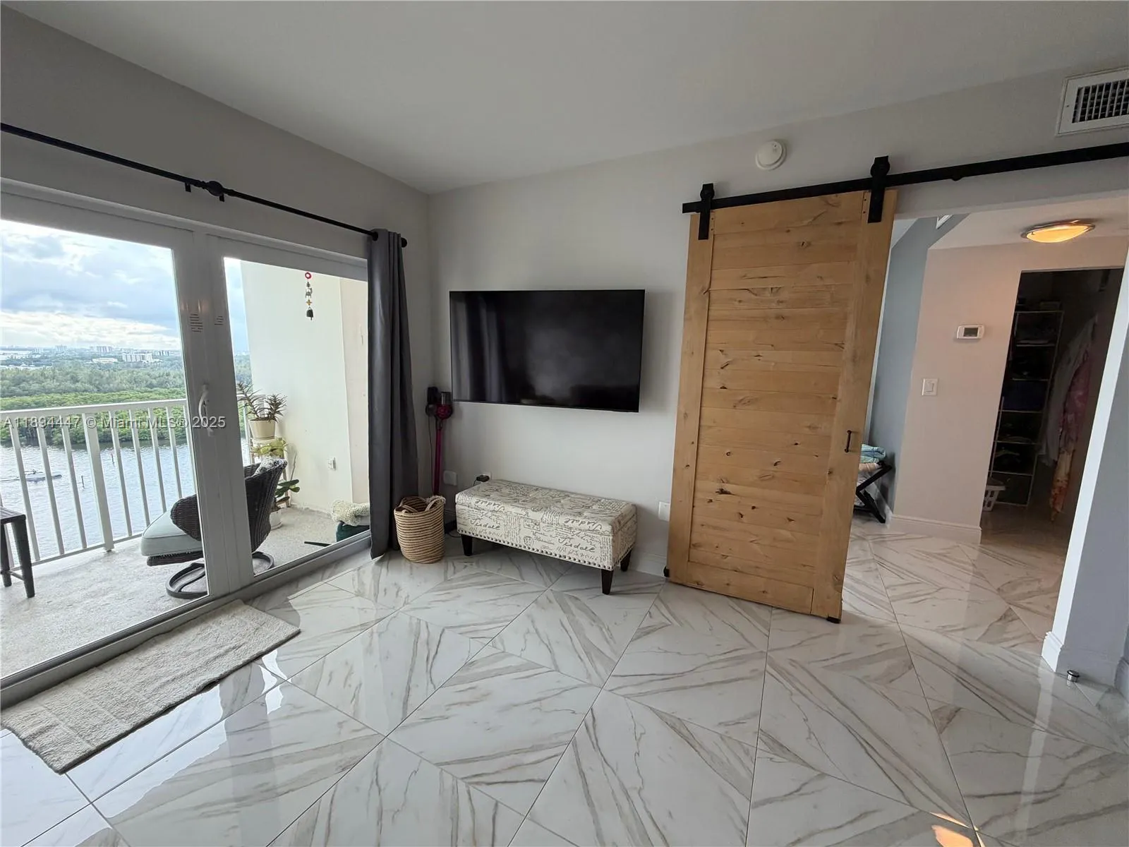 300 Bayview Dr, #2014