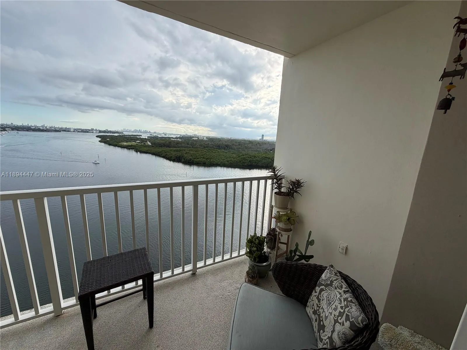 300 Bayview Dr, #2014