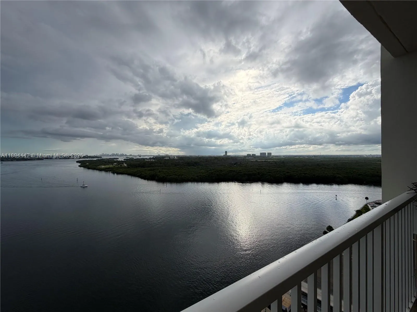 300 Bayview Dr, #2014