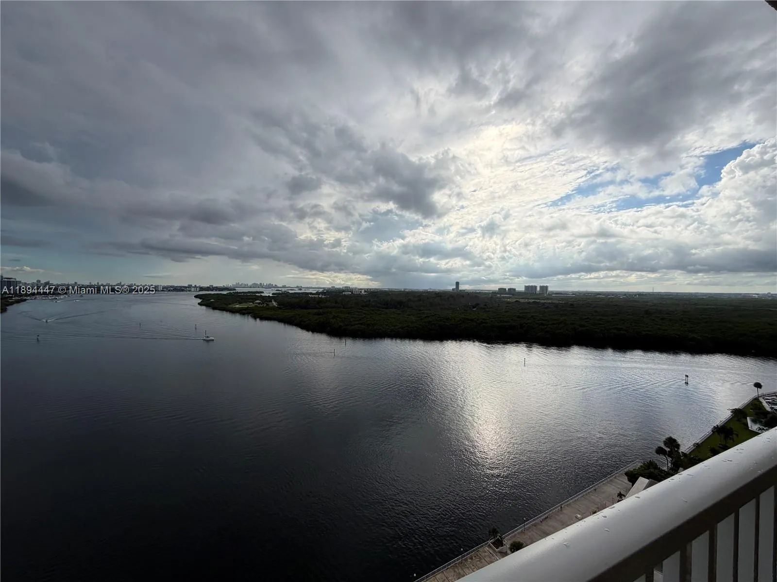 300 Bayview Dr, #2014