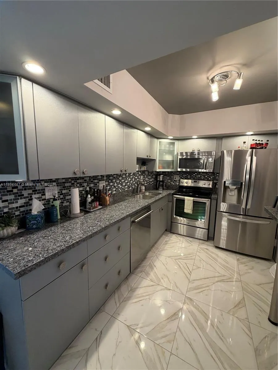 300 Bayview Dr, #2014