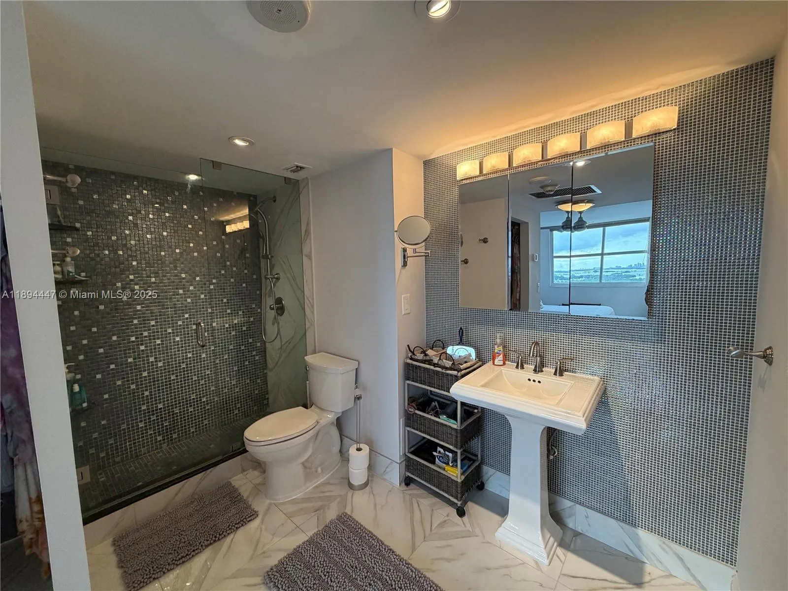 300 Bayview Dr, #2014