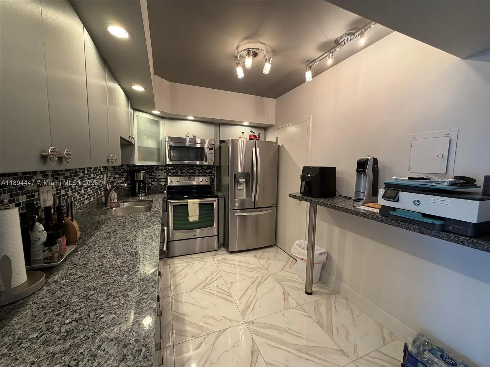 300 Bayview Dr, #2014